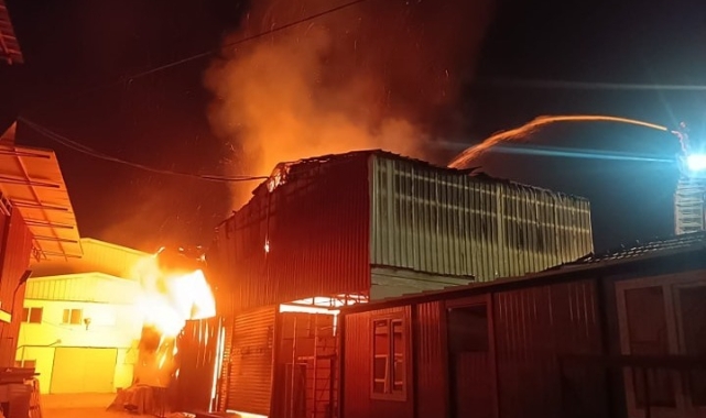 Denizli'de mobilya imalathanesinde yangın çıktı