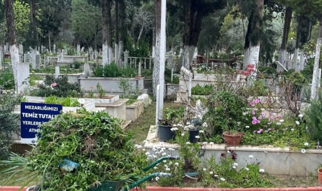 Didim'de mezarlıklar bayrama hazırlanıyor