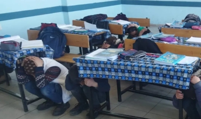 Diyadin'de minik öğrencilere deprem ve yengin tatbikatı düzenlendi