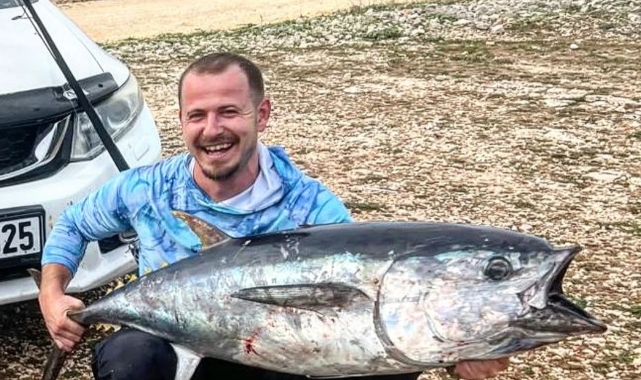 Edirne'de amatör balıkçı kıyıdan attığı oltayla 30 kiloluk orkinos yakaladı
