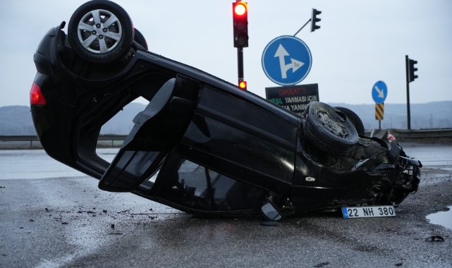 Edirne'de kontrolden çıkan otomobil takla attı! 2 yaralı