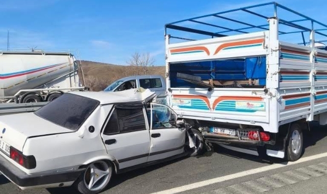 Elazığ’da otomobil kamyonete çarptı! 2 yaralı