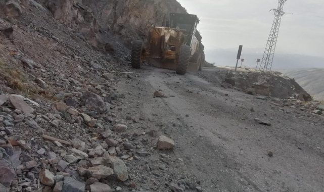 Elazığ’da yola düşen kaya parçaları kaldırılıyor