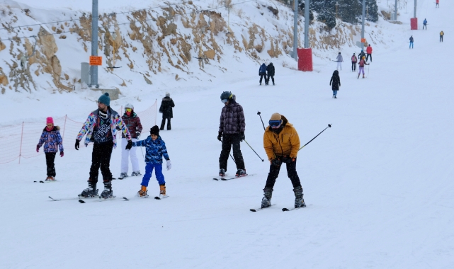 Ergan Dağı Kayak Merkezi'nde kayak sezonu sürüyor