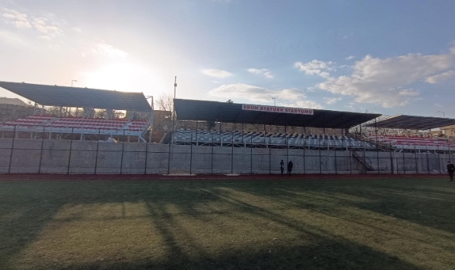 Eruh Atatürk Stadyumu'nun yeni tribünü hizmete girdi