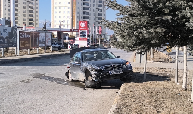 Erzurum’da iki araç kafa kafaya çarpıştı