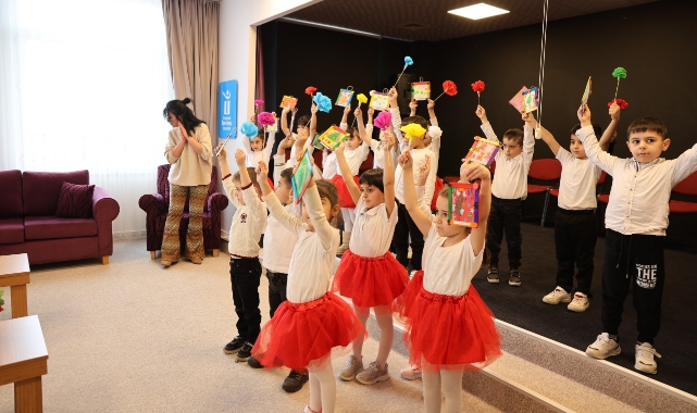 Es Çocuk Evi öğrencileri büyüklerini yalnız bırakmadı