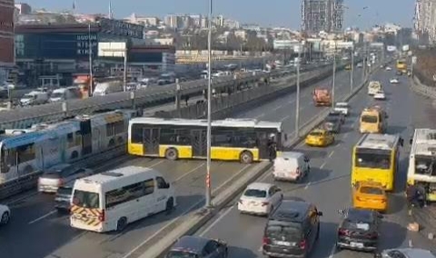 Esenyurt'ta trafiği kilitleyen kaza! Önce minibüse sonra taksiye çarptı