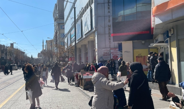 Eskişehir'de güneşli hava kent merkezinde yoğunluk oluşturdu
