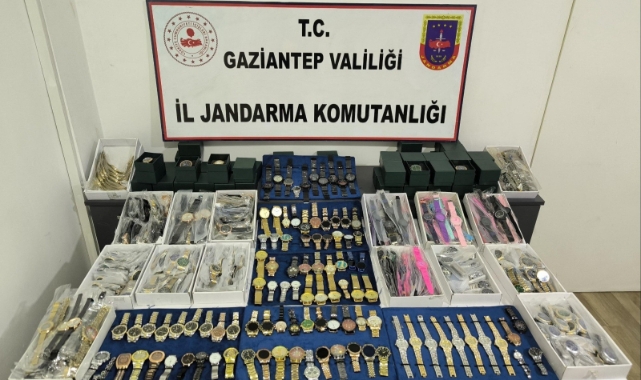 Gaziantep'te 3 milyon TL değerinde gümrük kaçağı taklit saat ele geçirildi