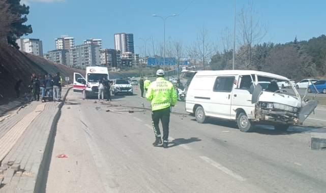Gaziantep'te hafif ticari araç ile otomobil çarpıştı!