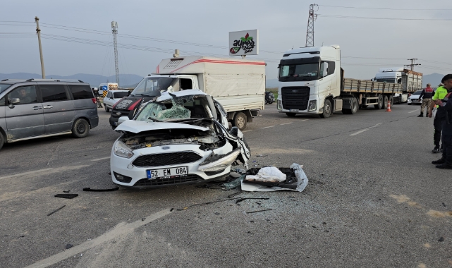 Gaziantep'te iş makinesi ile otomobil çarpıştı!
