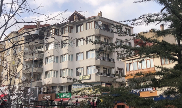 Gemlik'te şiddetli rüzgarda terastaki sedir uçtu