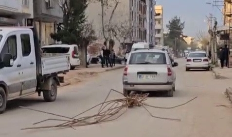 Görenler 'pes' dedi! Otomobilin arkasına bağladığı demirlerle trafikte ilerledi