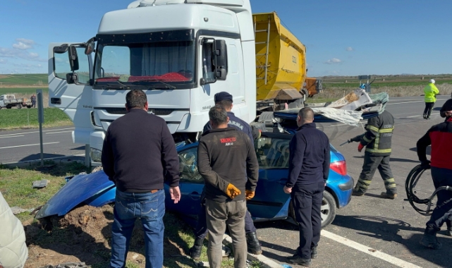 Hafriyat kamyonu ile çarpışan otomobilde 2 kişi yaralandı