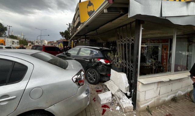 Hakimiyeti kaybeden sürücü araca çarptı, araç işyerine girdi