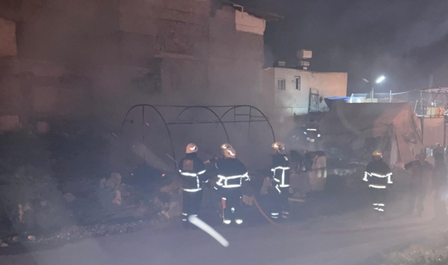 Hatay'da kümes olarak kullanılan çadır alevlere teslim oldu