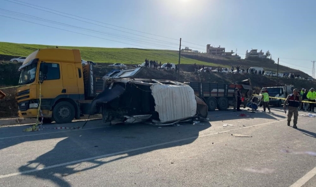 Hatay'da yolcu servisi park halindeki tıra çarptı! 6 ölü 8 yaralı