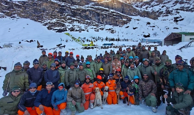 Hindistan'daki çığ felaketinde 60 saatlik kurtarma operasyonu sona erdi! 46 işçi kurtarıldı 8 ölü