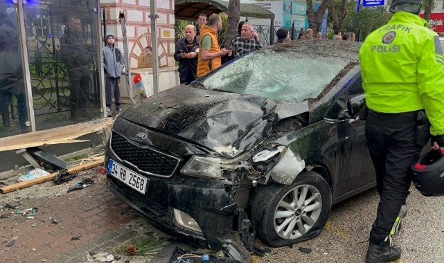 İftar saati otomobil otobüs durağına daldı! 2'si ağır 6 yaralı