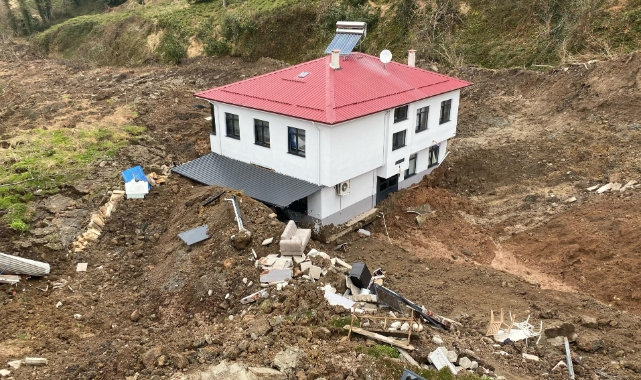 İki katlı ev heyelanda 50 metre sürüklendi