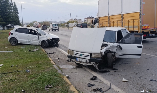 İki otomobil çarpıştı, araçlar hurdaya döndü: 2 yaralı
