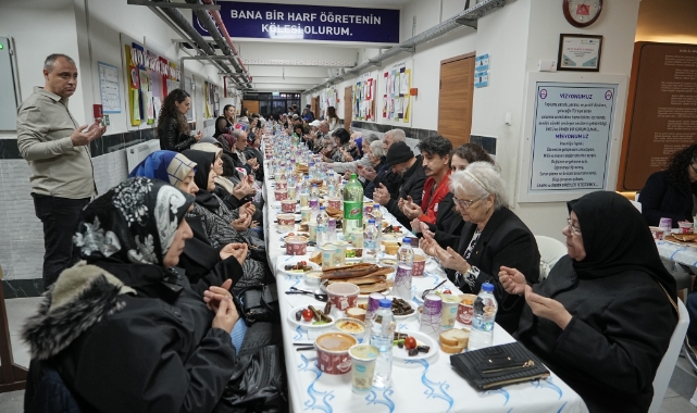 İlkokul öğrencilerinden huzurevindeki büyüklere okulda iftar jesti