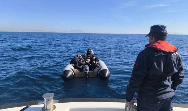 İzmir açıklarında 55 göçmen kurtarıldı, 2 göçmen kaçakçısı yakalandı