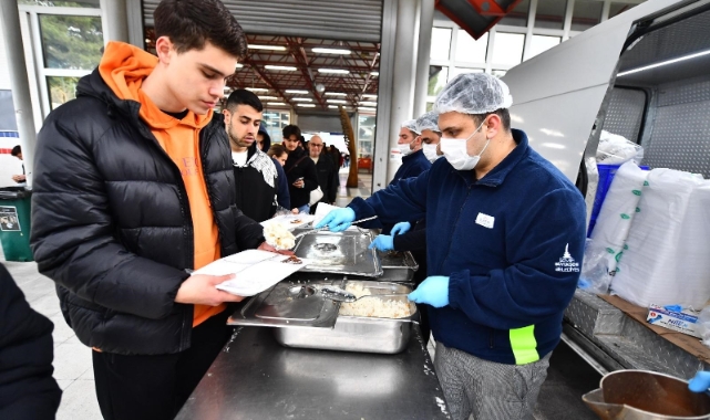 İzmir Büyükşehir'den öğrencilere ücretsiz yemek