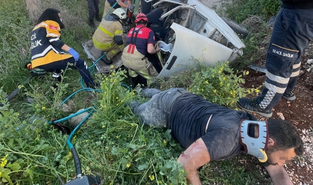 İzmir'de kontrolden çıkan otomobil şarampole devrildi: 2 yaralı