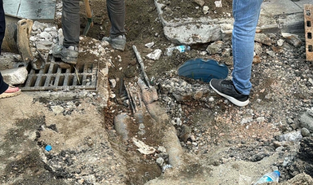 İzmir'de sokakta akıma kapılan 2 kişinin öldüğü davada bilirkişi raporu dosyada!