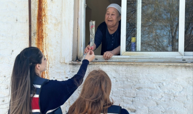 Jandarma yaşlı çınarları unutmadı