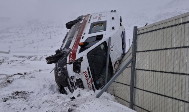 Kahramanmaraş'ta ambulans devrildi! 3 yaralı