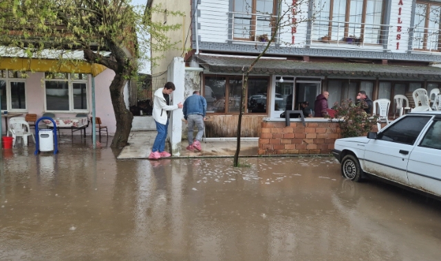 Kahvehaneyi su bastı, vatandaşlar sandalyelerle kurtuldu