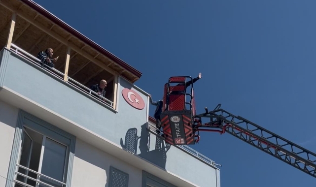 Kaplama yapmak için çıktığı çatıda mahsur kaldı