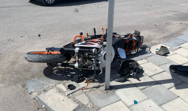 Karaman’da devrilen motosikletin sürücüsü ölümden döndü