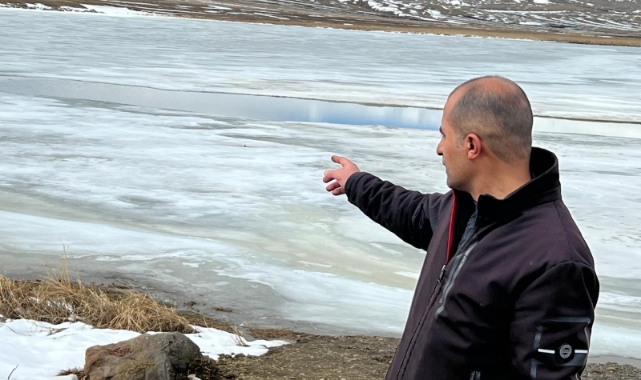 Kars Çıldır Gölü'ndeki buzlar çözülmeye başladı