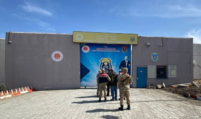 Kars’ta aranan 2 kişi kıskıvrak yakalandı