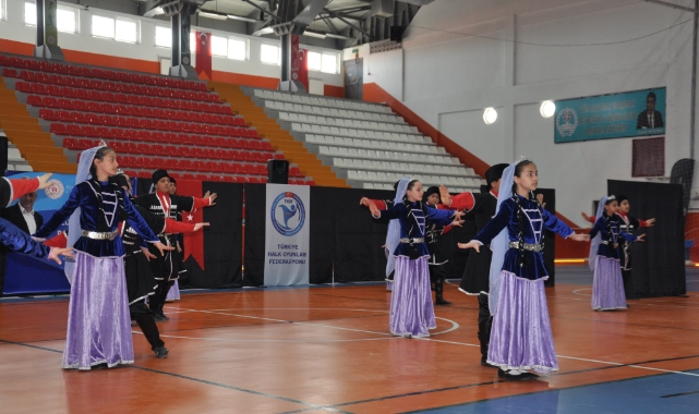 Kars’ta Kafkas rüzgarı: Kulüpler arası folklor yarışması yapıldı