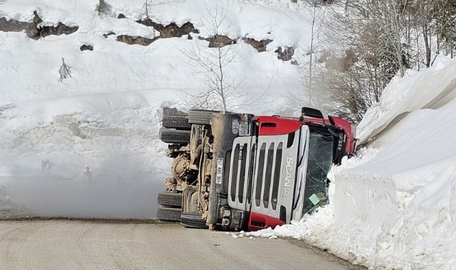 Kastamonu'da doğal gaz yüklü tır devrildi! Tüplerdeki gaz havaya salındı