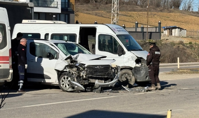 Kastamonu’da minibüs ile hafif ticari araç çarpıştı: 4 yaralı