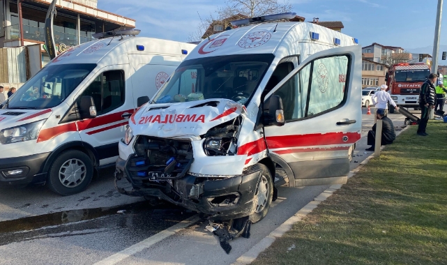 Kocaeli’de hamile kadını hastaneye yetiştirmeye çalışan ambulans kaza yaptı: 5 yaralı