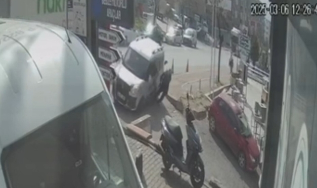 Kocaeli'de kazada savrulan hafif ticari araç yayaya çarptı: 1 ölü