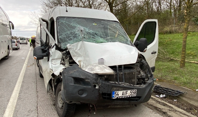 Kocaeli'de panelvan kamyonete çarptı: 2 yaralı