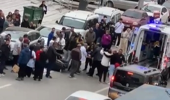 Kocaeli'nde korkunç kaza! Motosikletten düşen kadına kamyonet çarptı