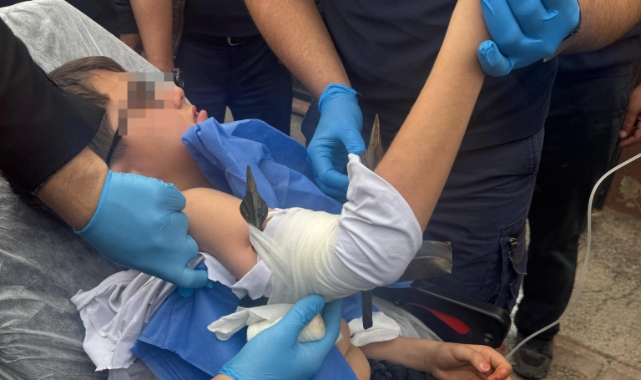 Koluna saplanan demir parmaklıkla hastaneye kaldırıldı