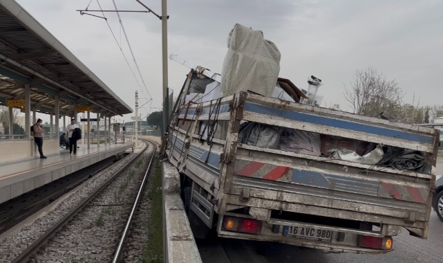 Kontrolden çıkan kamyonet metro bariyerlerine vurdu