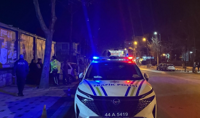 Kontrolden çıkan otomobil duvara çarparak durabildi