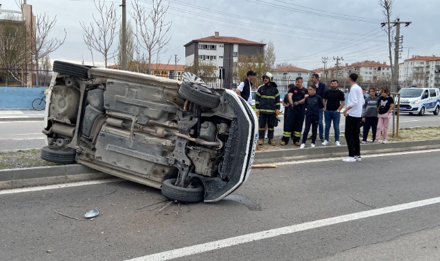 Kontrolden çıkan otomobil refüje devrildi! Yaralı sürücü kaçtı
