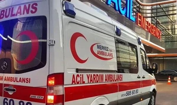Kontrolden çıkan otomobil refüje uçtu: 2 yaralı